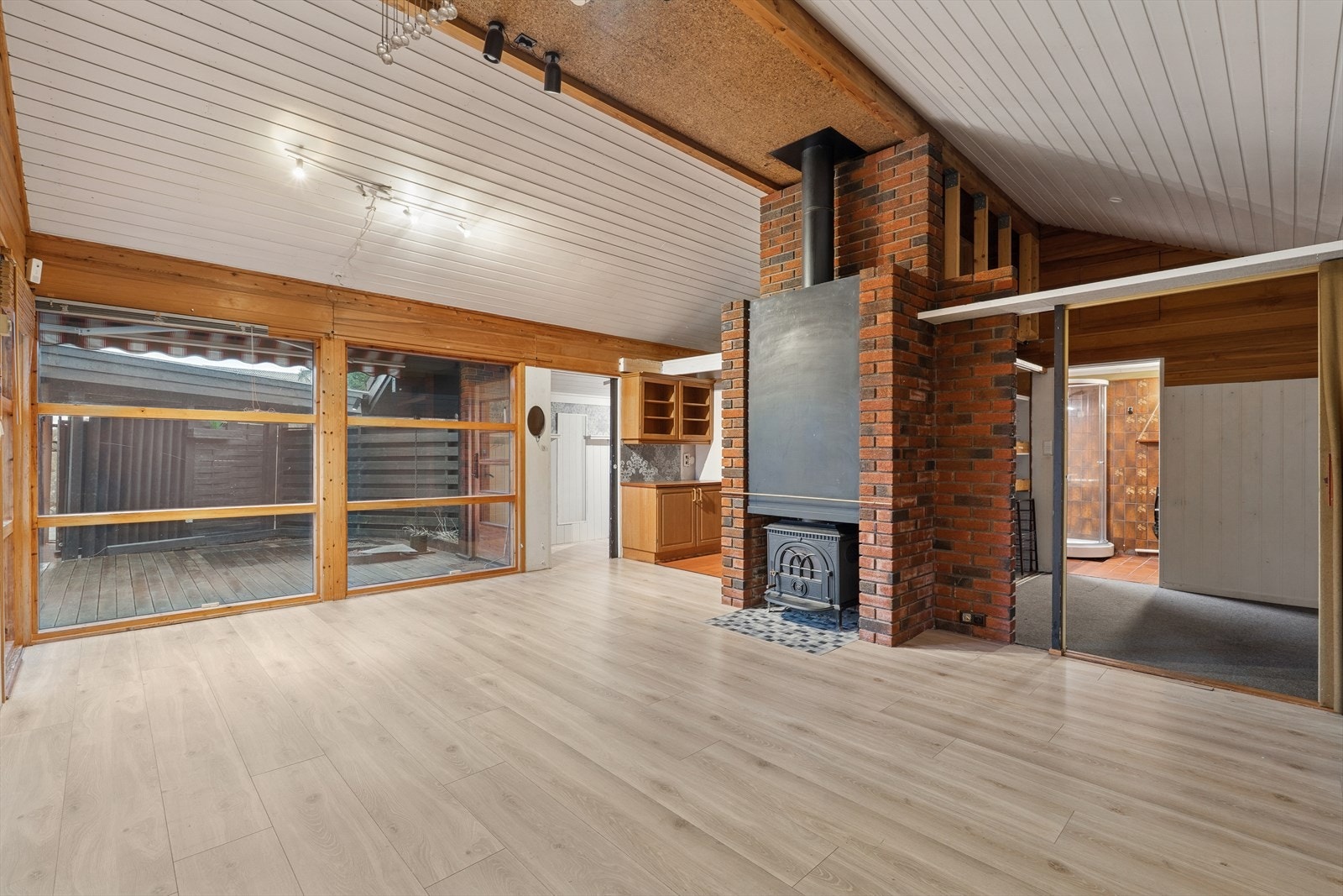 Vi beveger oss inn i en koselig stue med generøs takhøyde. Galleribilde