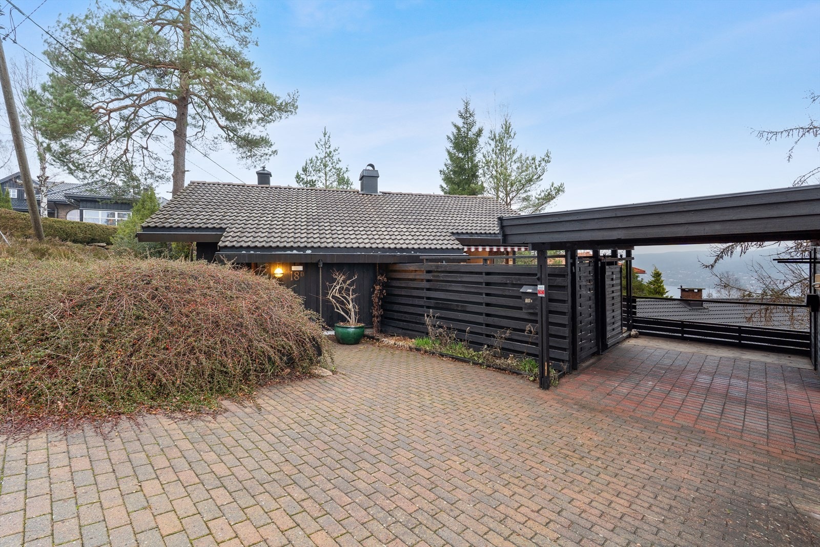 Gode parkeringsforhold i innkjørsel og carport. Galleribilde