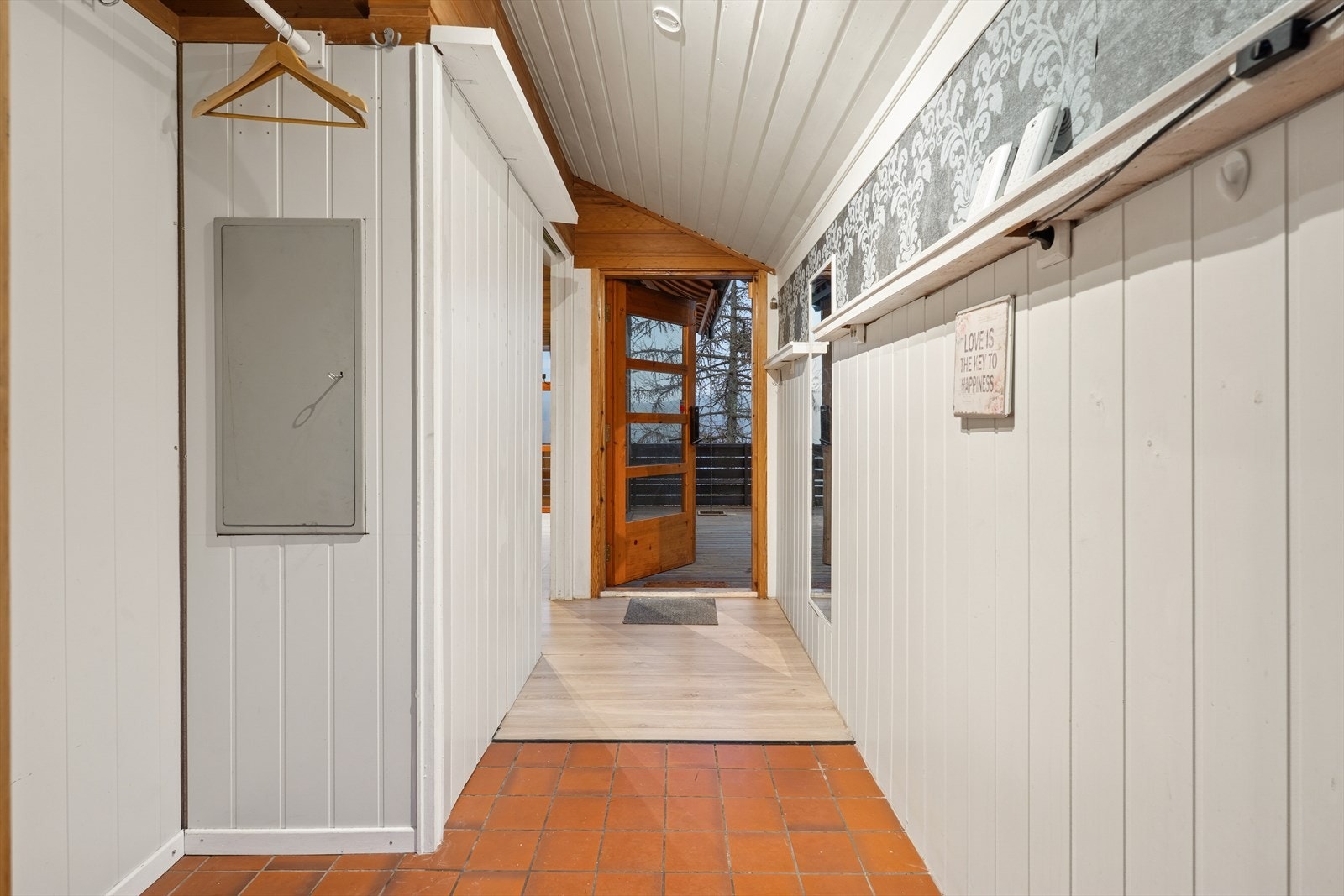 Lys og hyggelig entré med plass for garderobe- og opphengsløsninger. Galleribilde