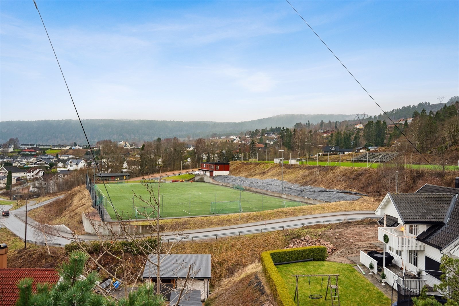 Solbakken med fotballbaner ligger ca. 9 minutters gange fra eiendommen. Galleribilde
