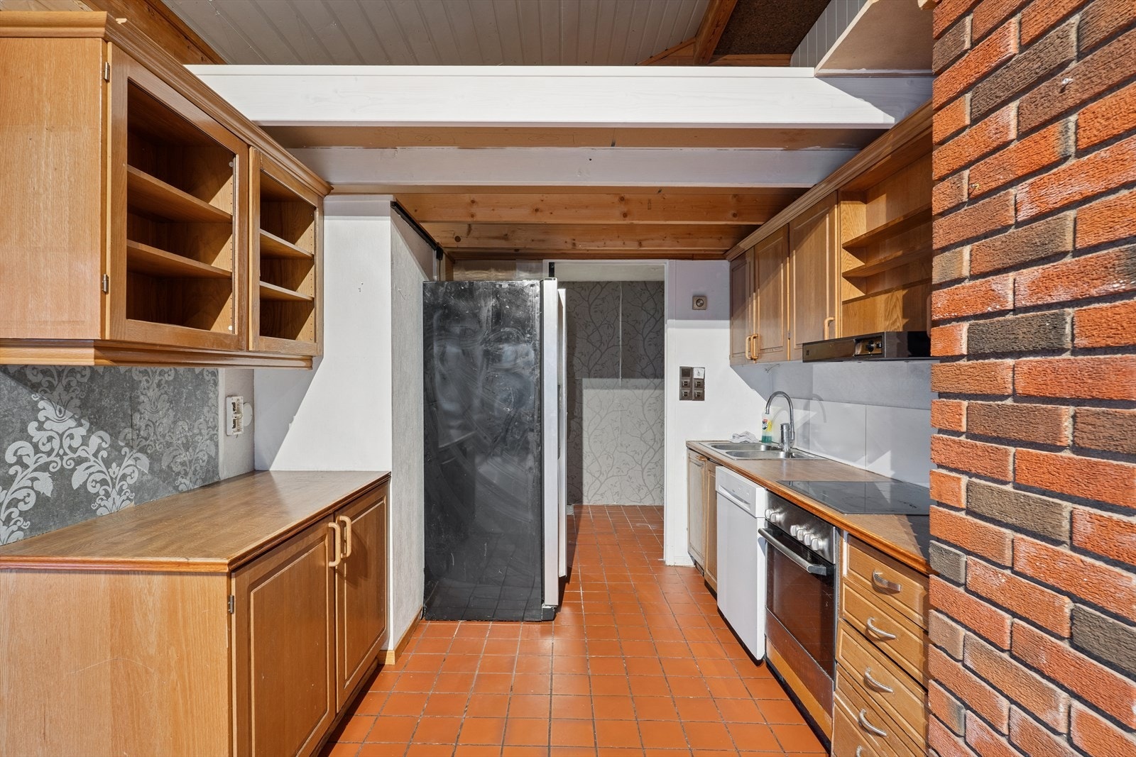 Integrert stekeovn og platetopp, samt frittstående oppvaskmaskin og kjøl/frys. Galleribilde