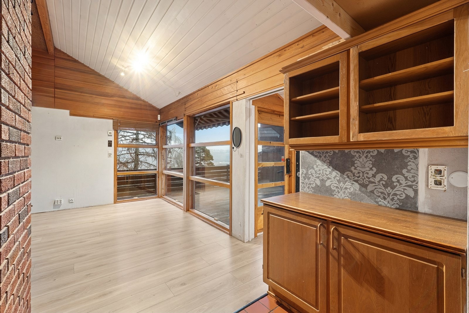 Kjøkkenet har det som måtte være nødvendig av skap-, skuff- og benkeplass. Galleribilde