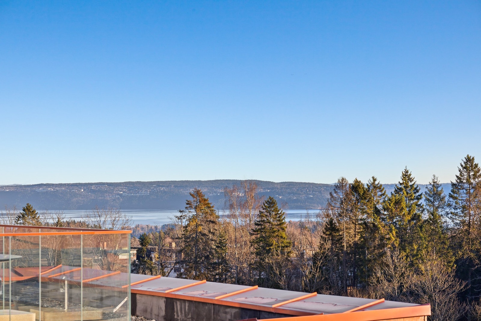 Fra takterrassen er deg god utsikt til fjorden. Galleribilde