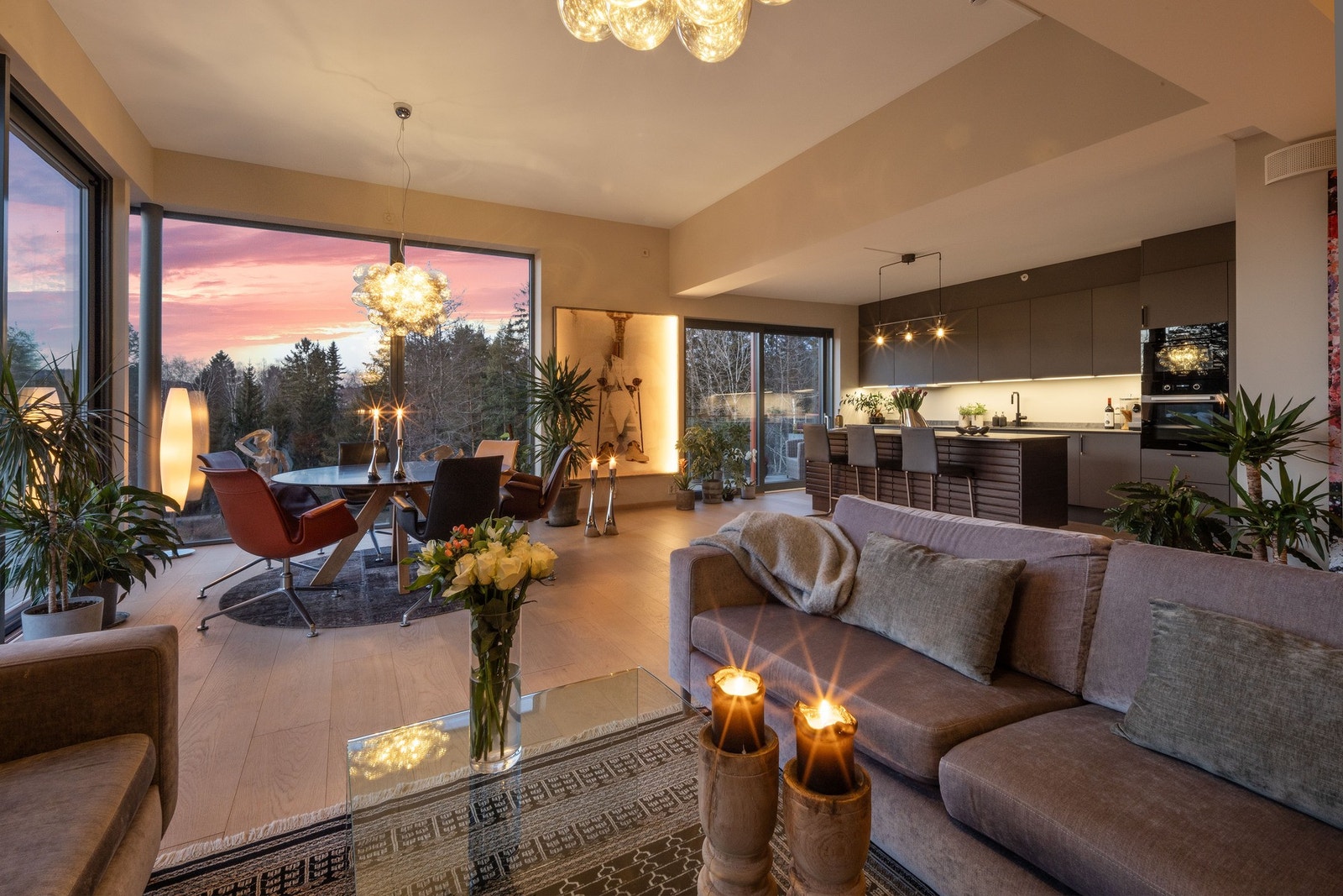 Rommets utforming og størrelse gjør den enkelt å møblere, og det er god plass til spisestue og sofagruppe. Galleribilde