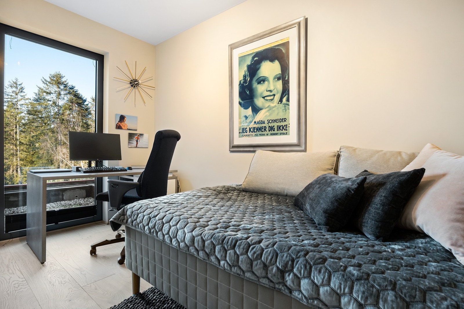 Leiligheten har to romslige soverom. Begge soverommene har god oppbevaringsplass i garderober. Galleribilde