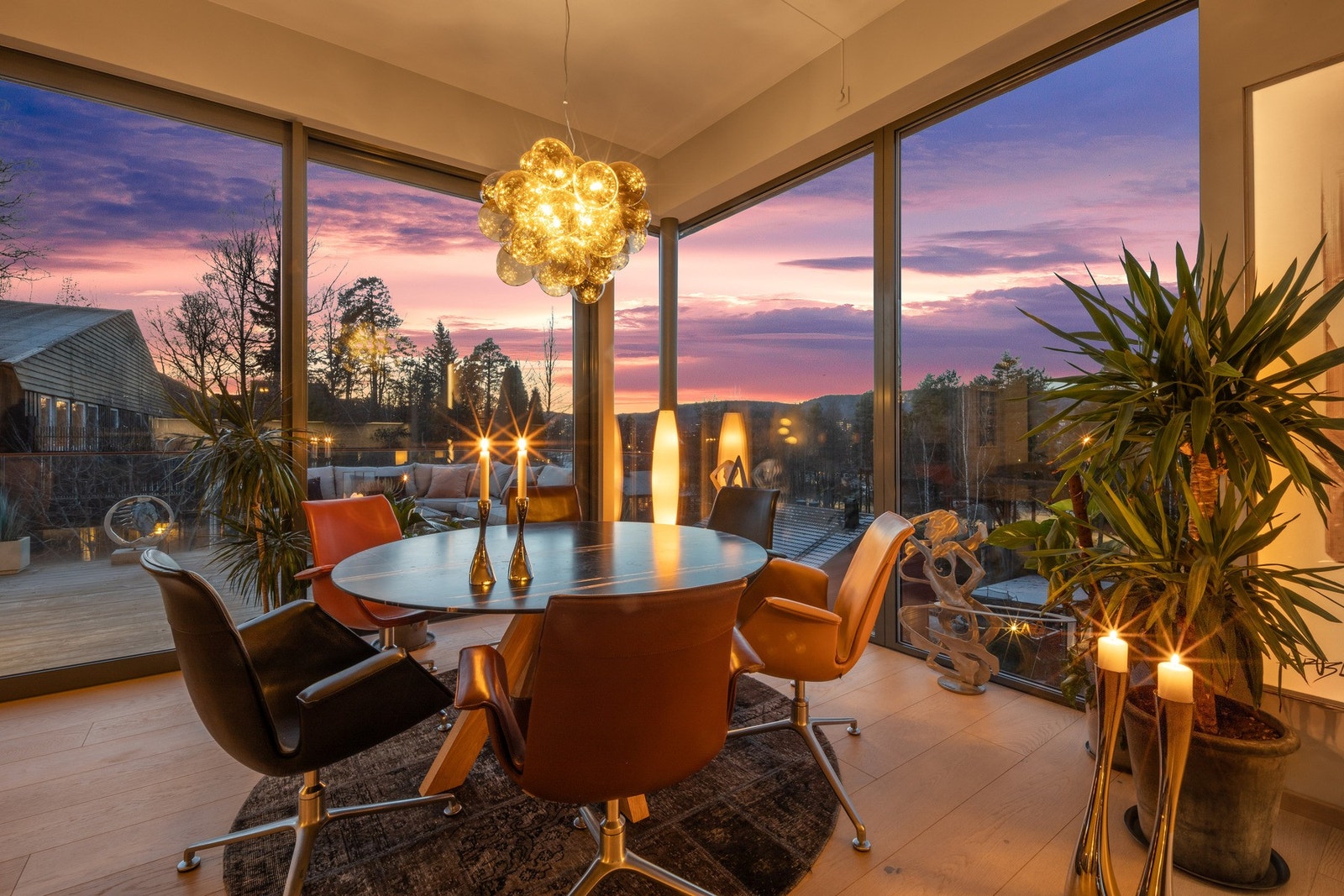 Nyere og moderne leilighet i toppetasjen med terrasse og takterrasse. Galleribilde