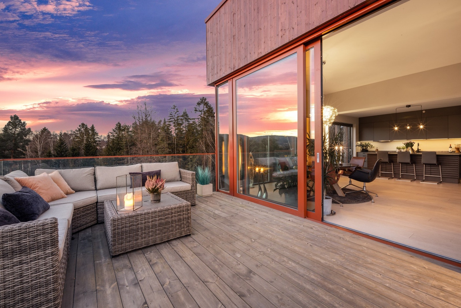 Fra stuen er det utgang til stor, solrik terrasse med trapp opp til takterrasse. Galleribilde