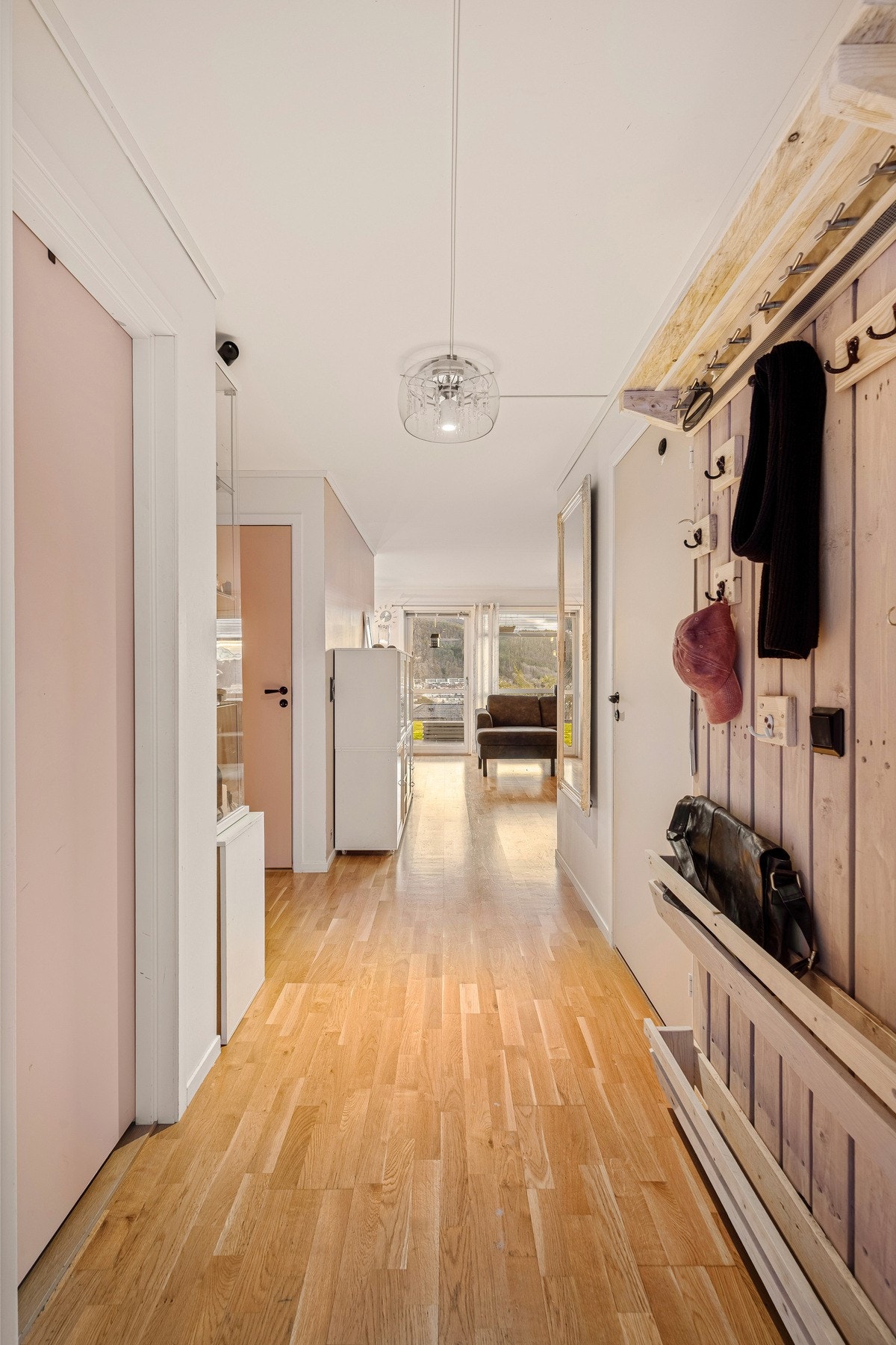 Leiligheten har parkett på gulv og malte plater på vegg. Galleribilde