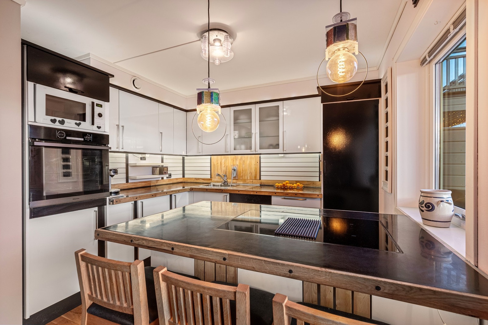 Benkeplate av laminat med nedfelt vask. Galleribilde