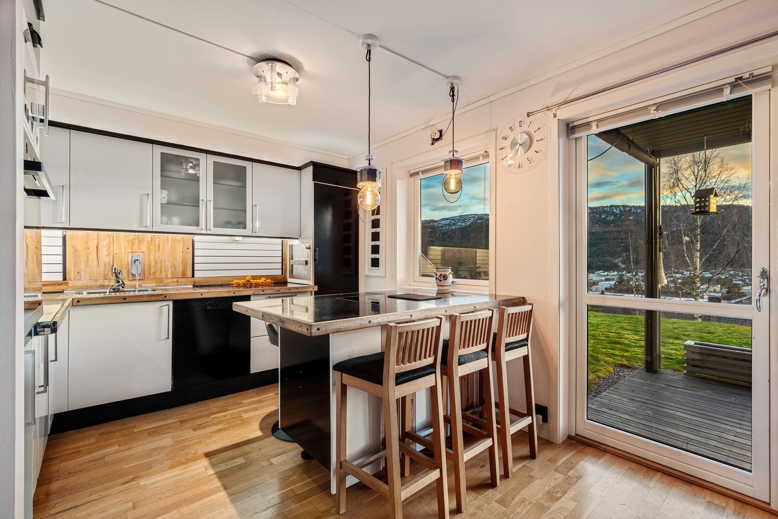 Kjøkkenet er delvis selvbygd og delvis fra HTH, og har innredning med glatte fronter. Galleribilde