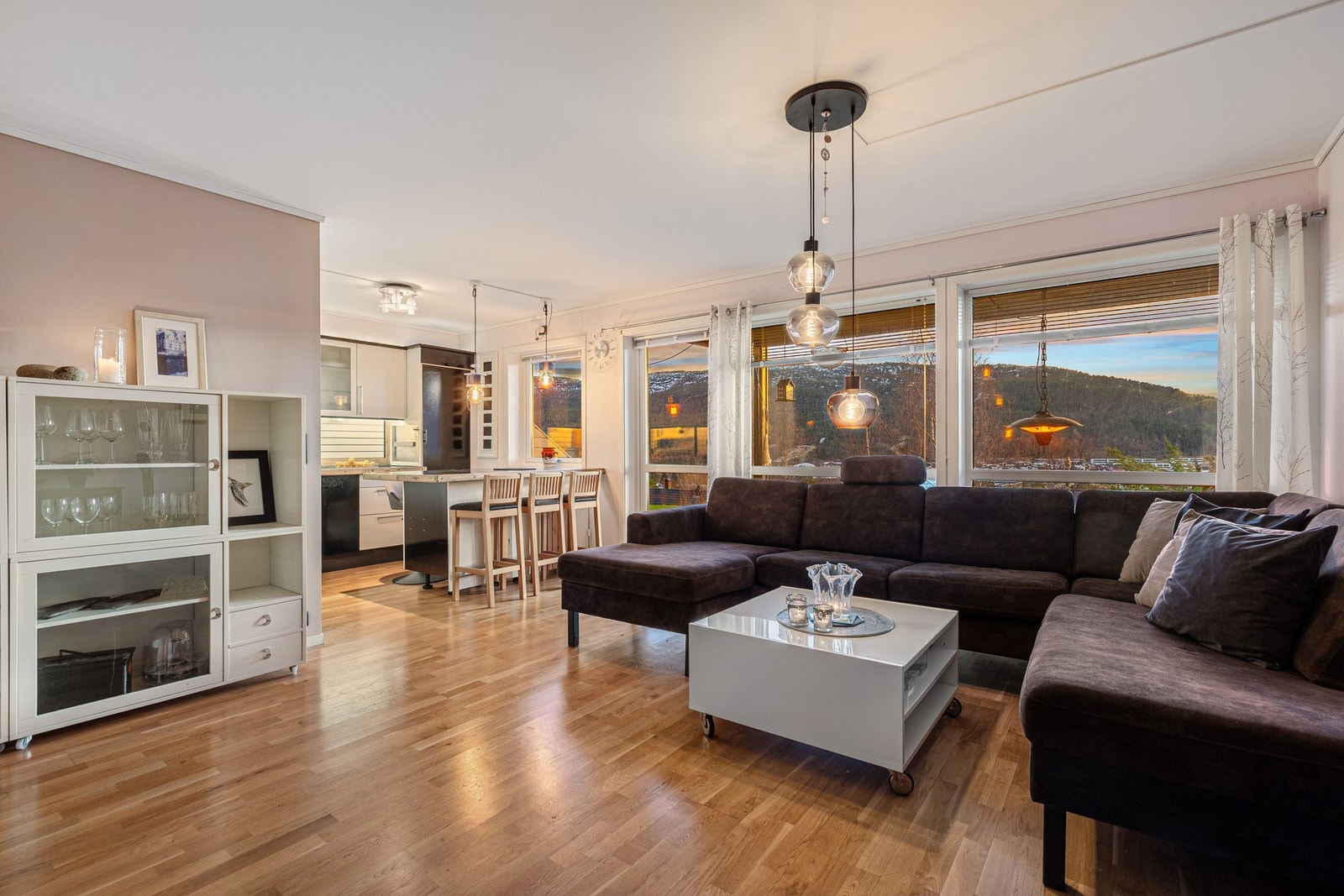 Åpen, sosial løsning mellom stue og kjøkken. Galleribilde