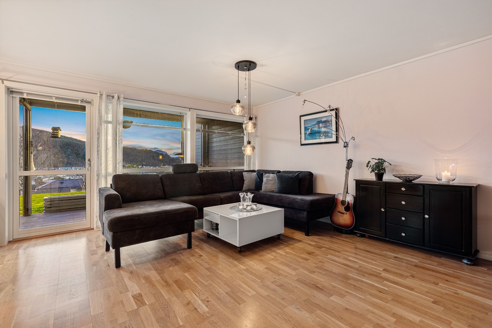 Store vindusflater som slipper inn godt med naturlig lys. Galleribilde