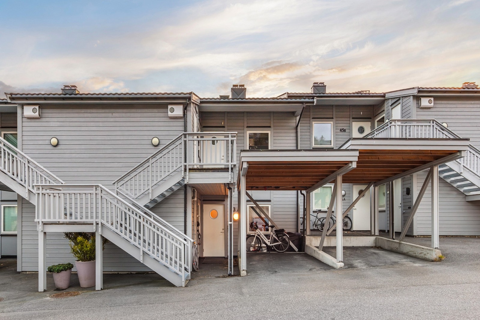 Eiendommen har en meget attraktiv og sentral beliggenhet i Fremmerholåsen, ca. 1 km øst for Spjelkavika og Moa. Galleribilde