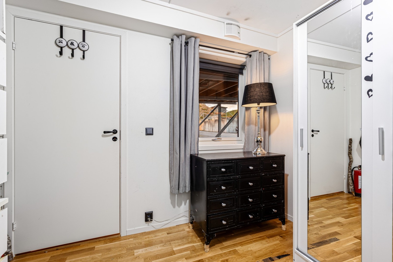 Velkommen inn! Plass til å henge fra seg tøy og sette fra seg sko. Galleribilde