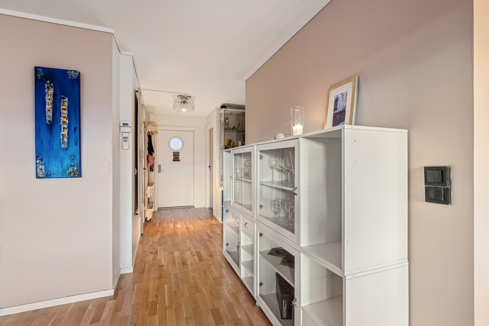 Leiligheten er tilknyttet fjernvarme med vannbåren varme i bad, gang og stue/kjøkken. Galleribilde