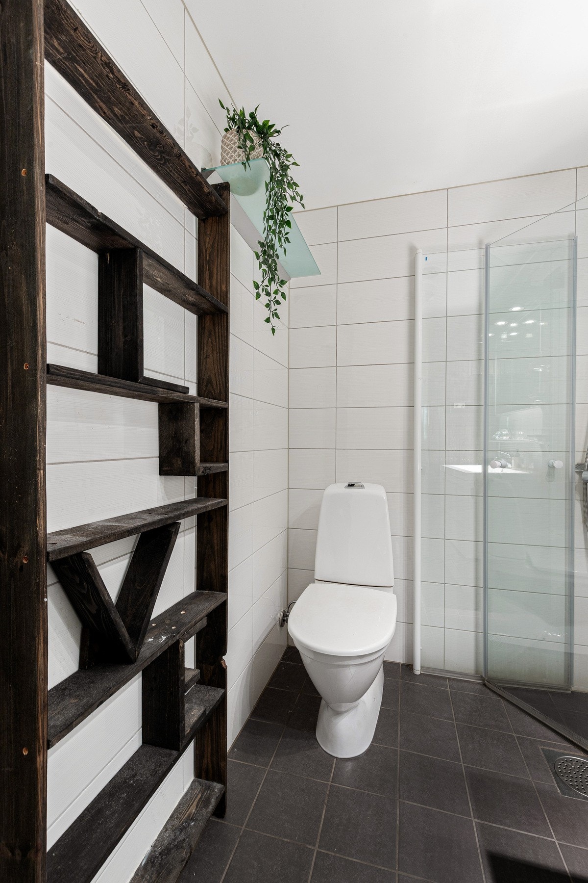 Veggene har fliser, taket er malt og gulvet er flislagt. Galleribilde