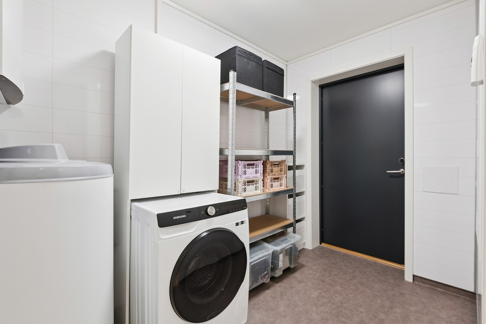 Separat vaskerom med opplegg for vaskemaskin. Utgang til carport. Galleribilde