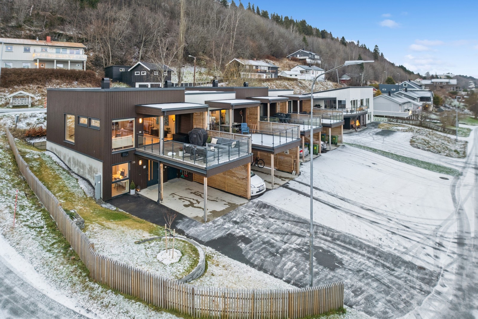 Hagen er ryddig og pent opparbeidet med plen, støttemurer og asfaltert gårdsplass. Galleribilde