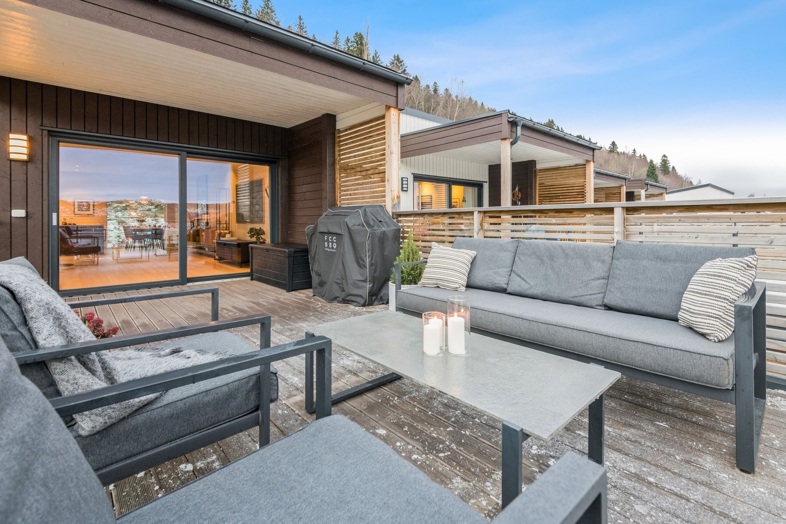 Romslig veranda med god plass til hagemøbler. Galleribilde