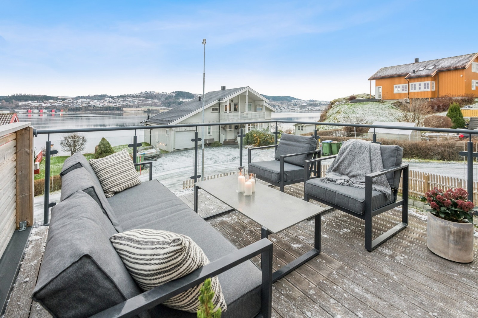 Fra verandaen kan man nyte gode solforhold og flott utsikt. Galleribilde