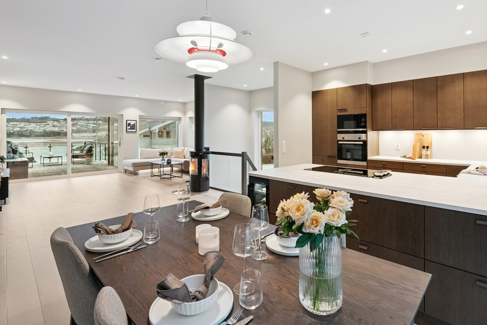 Beliggenheten på enden av rekka kombinert med store vinduer og ekstra takhøyde gir en god romfølelse. Galleribilde