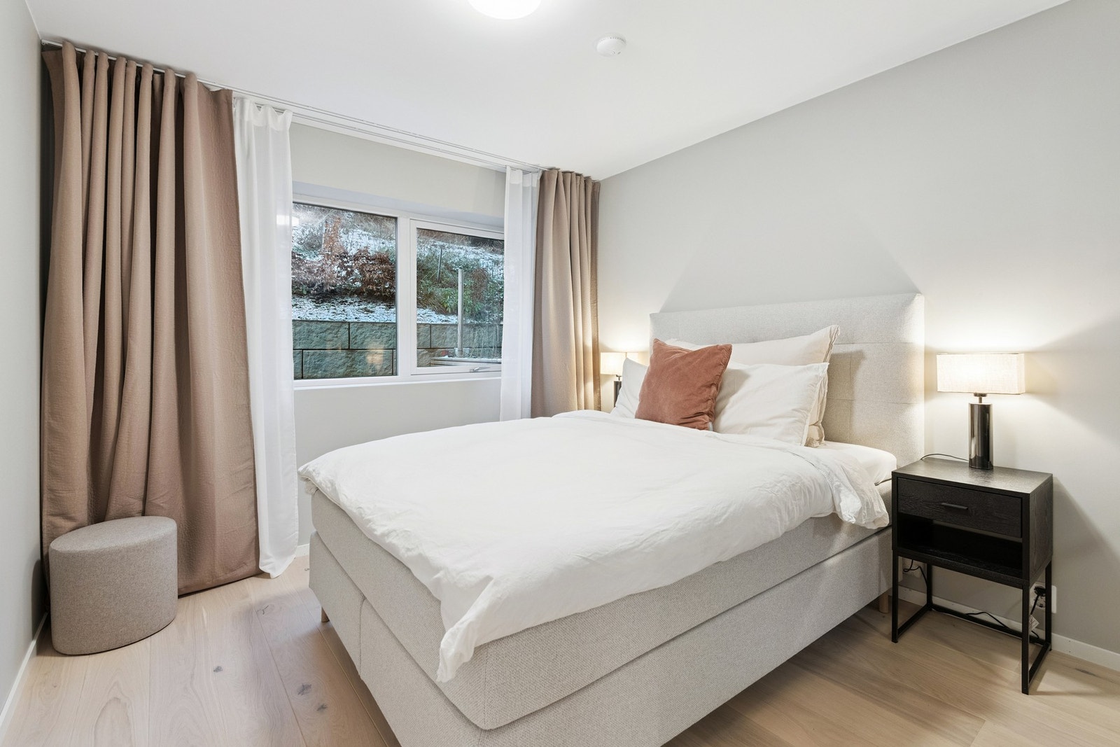 Hovedsoverommet er lyst og hyggelig med god plass. Galleribilde