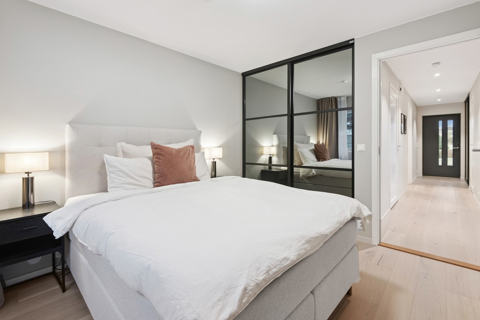 Hovedsoverommet har integrert garderobeløsning og god plass til dobbeltseng. Galleribilde