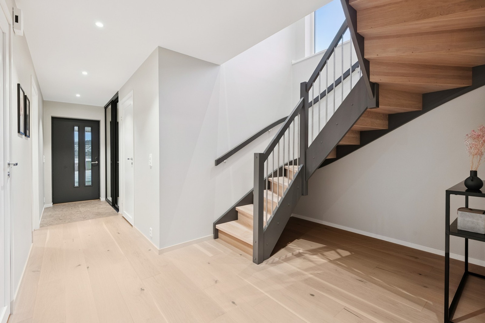 Romslig gang med Elfa-garderobeløsning Galleribilde