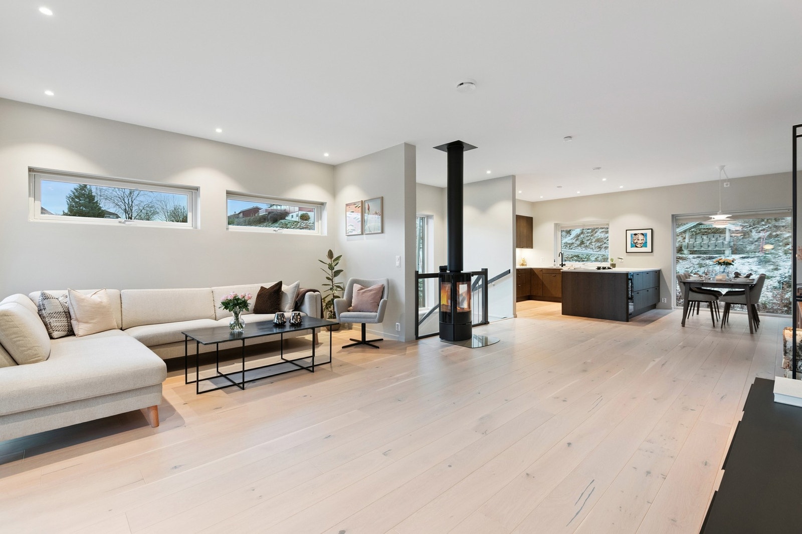 Stuen er lys og innbydende og har spotter i tak, en stavs eikeparkett og listefrie overganger. Galleribilde