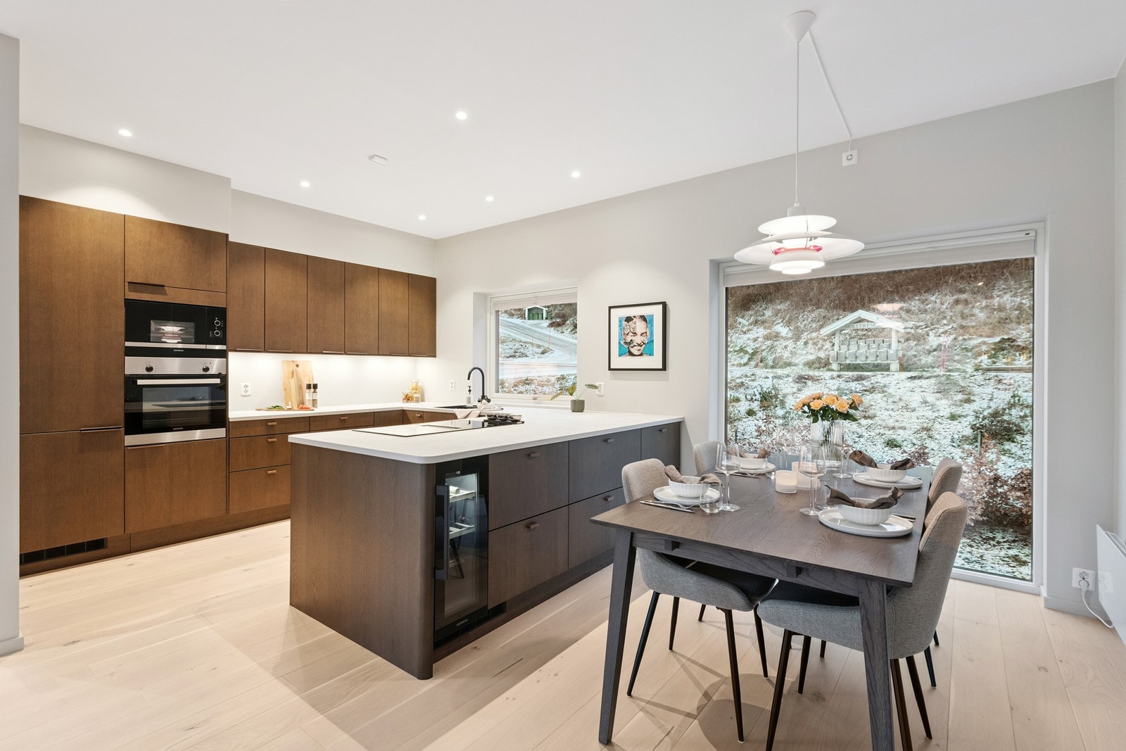 Kjøkkenet er oppgradert med benkeventilator, vinskap, mikro, spotter under skap og underlimt vask Galleribilde