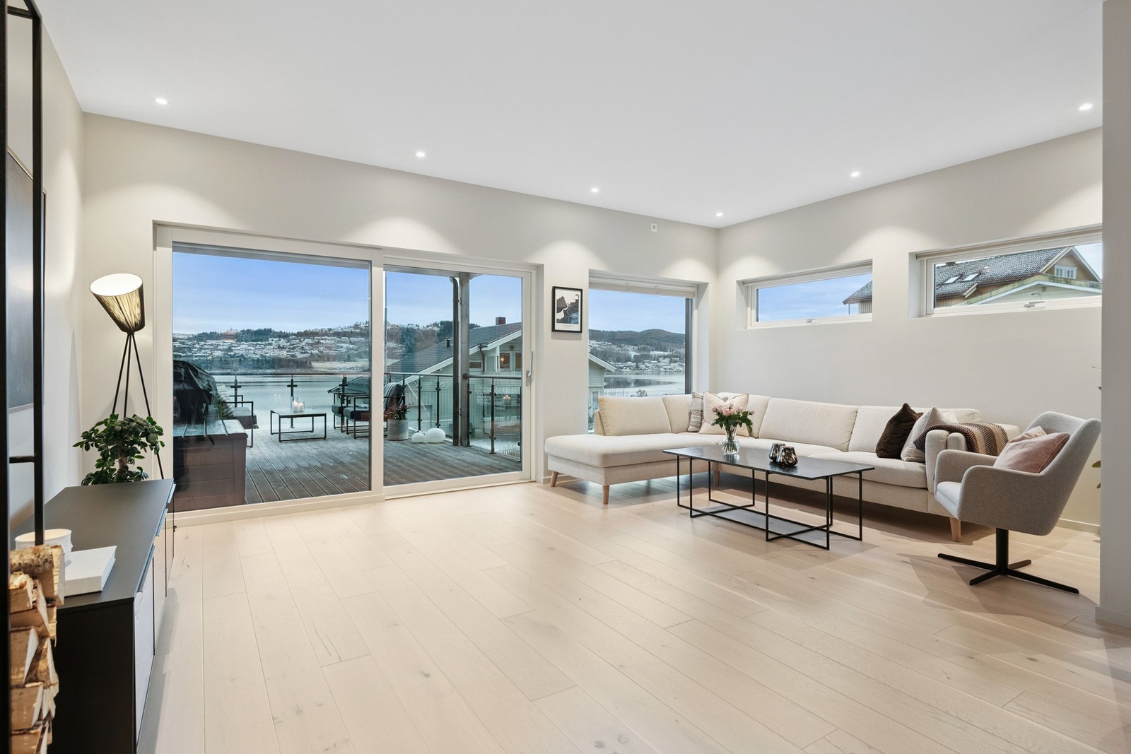 Fra stuen har man enkel adkomst til veranda. Galleribilde