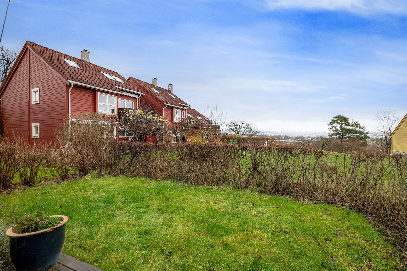 Hagedelen grenser direkte mot felles uteareal - ideelt når barna leker ute. Galleribilde