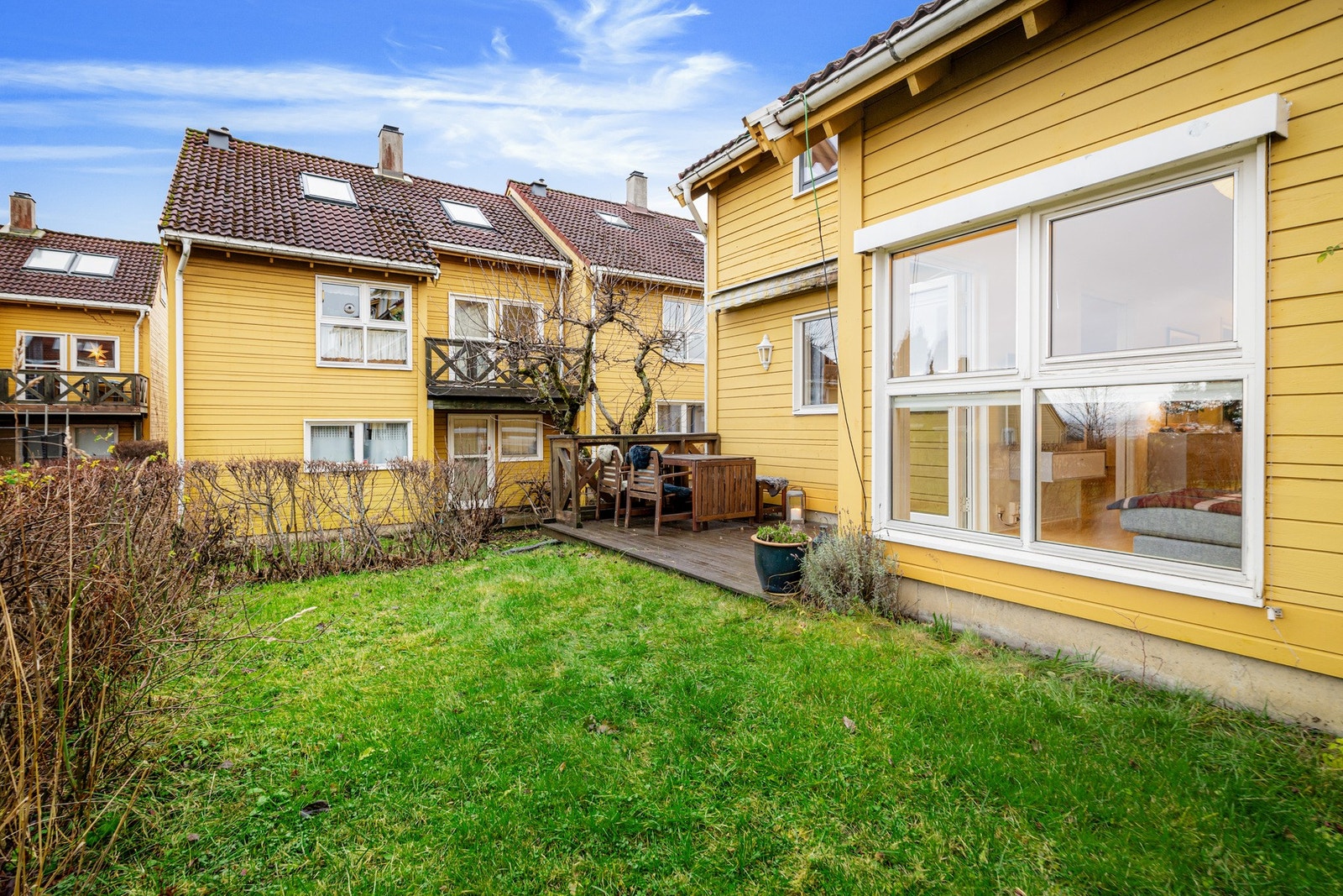 Stuen forlenges av en flott uteplass, utstyrt med elektrisk markise. Galleribilde