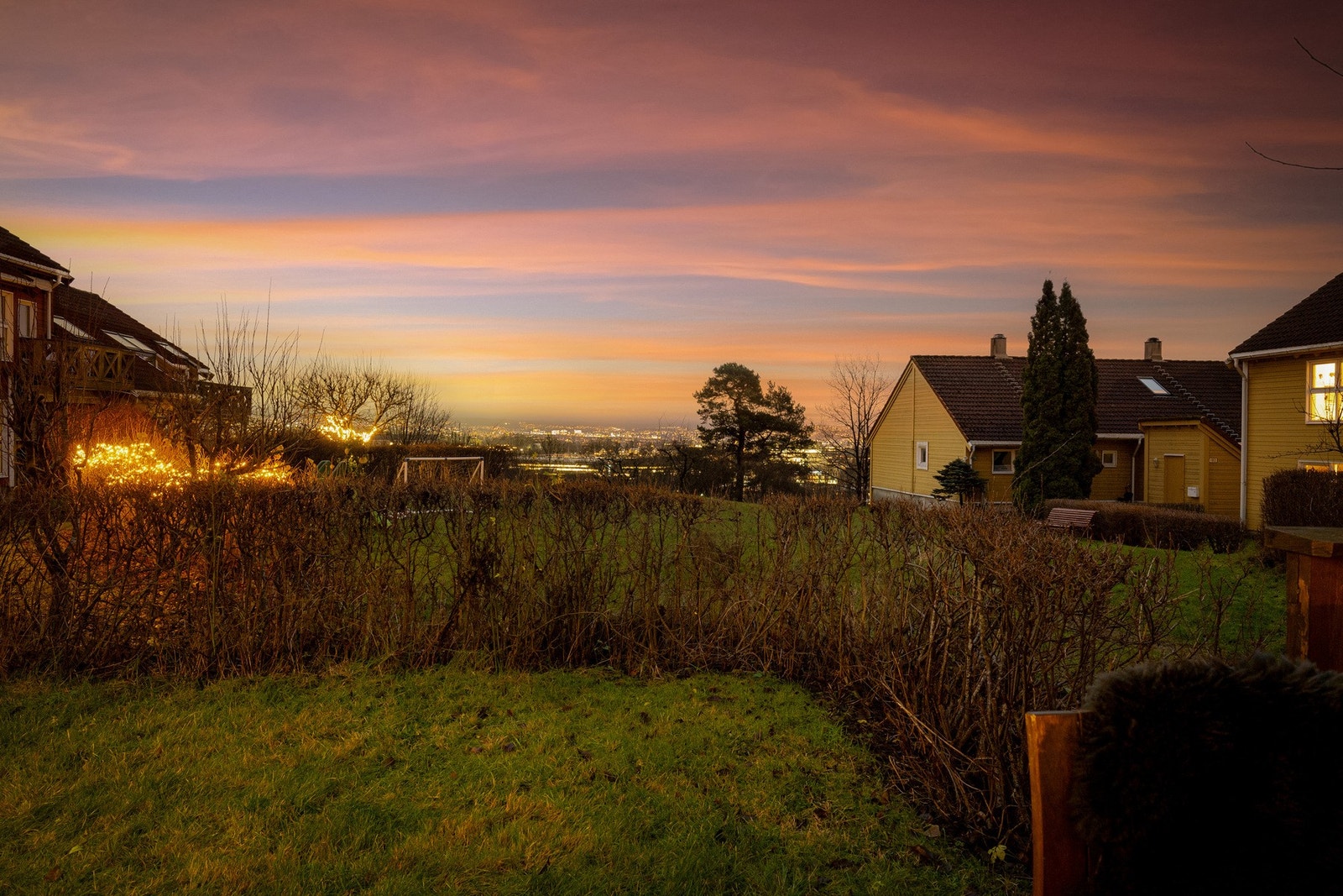Livet utendørs kan nytes til det fulle på verandaen eller på terrassen med egen hageparsell. Galleribilde