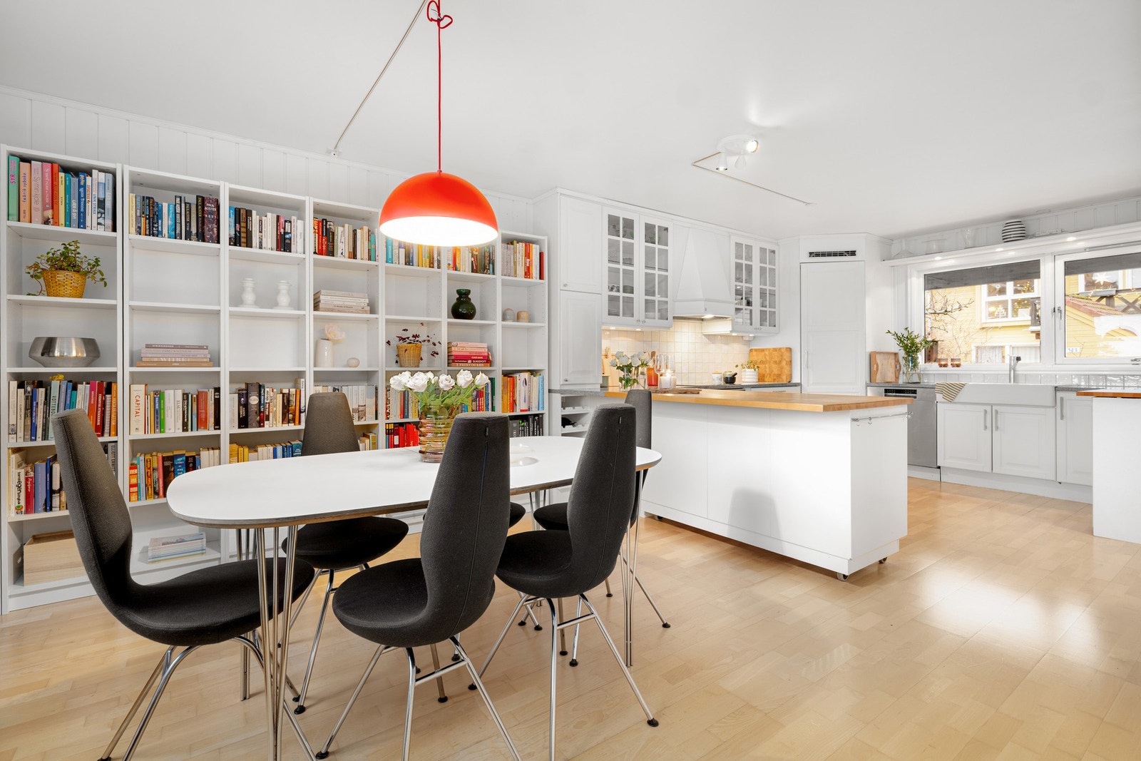 Det er god plass til et stort spisebord. Galleribilde