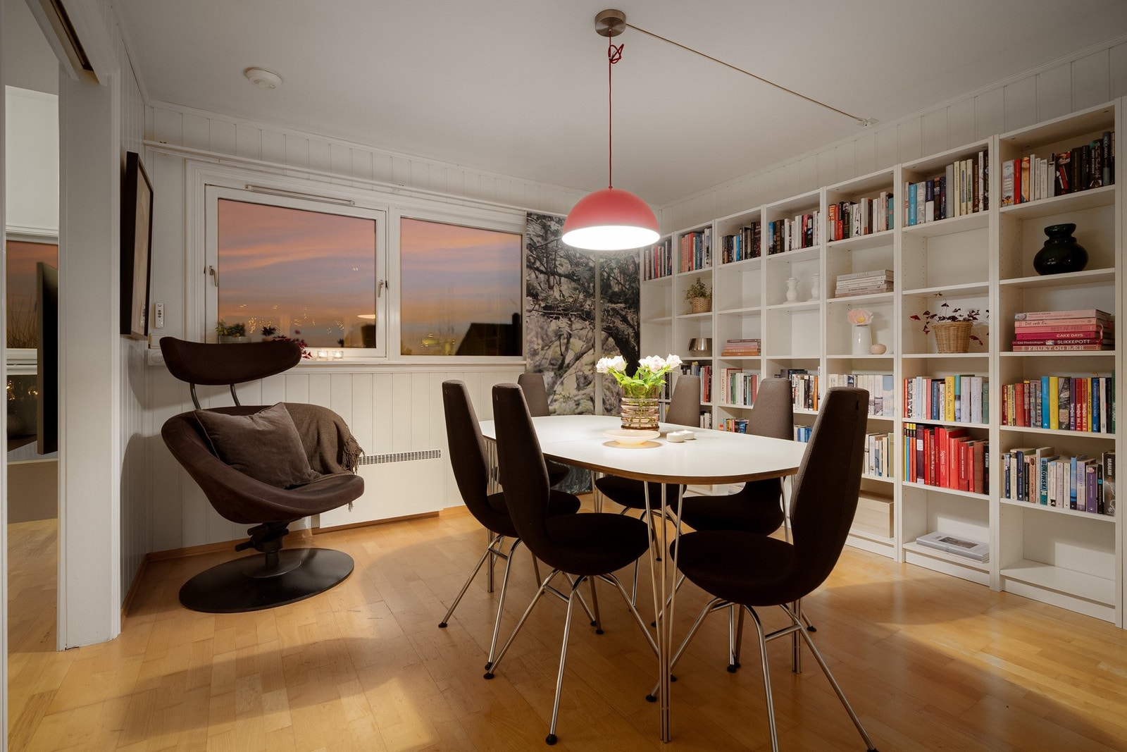 Fra stuen er det adkomst til boligens spisestue og kjøkken. Galleribilde