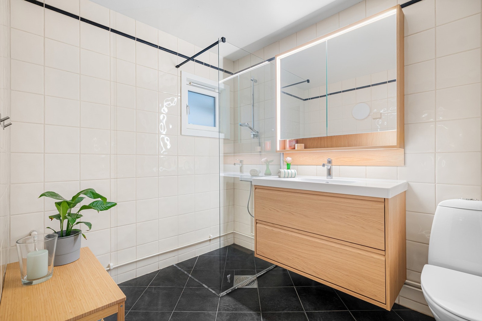 Flislagt bad fra 2002, med nyere oppgraderinger. Badet fikk ny servantinnredning, veggskap og blandebatteri i 2024, og dusjvegg i glass er montert i 2025. Galleribilde