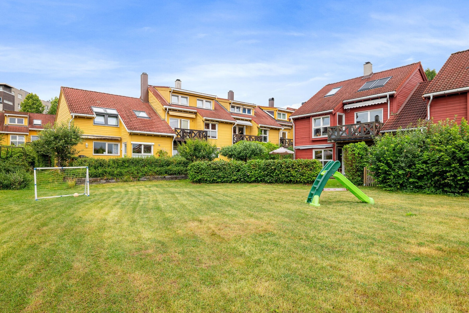 Rekkehuset grenser til et stort, felles grøntområde, perfekt for lek og ballspill. Galleribilde