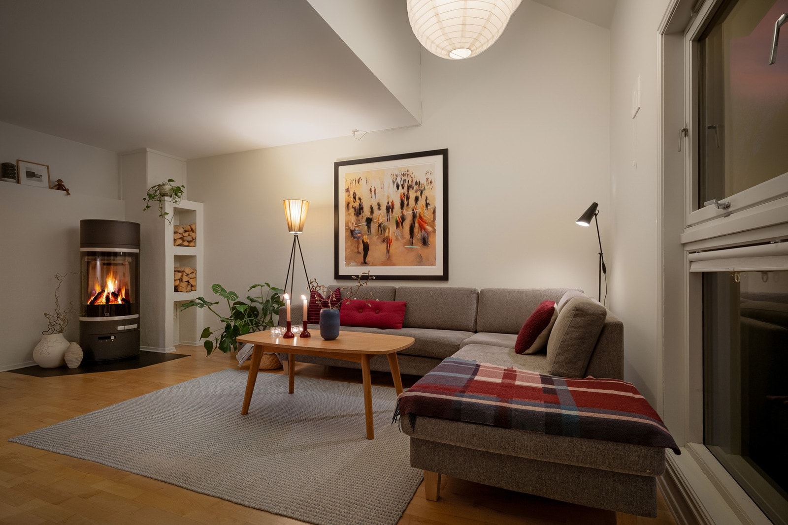 Stuen byr på en naturlig sone for møblering. Galleribilde