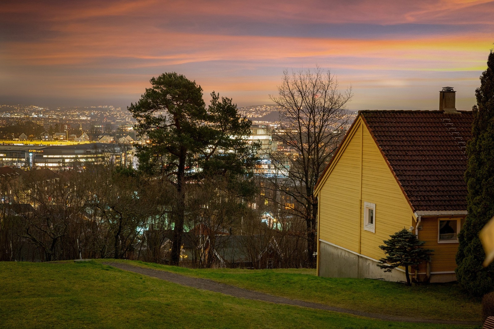 Boligen ligger tilbaketrukket fra første rekke med nydelig utsikt over byen. Galleribilde