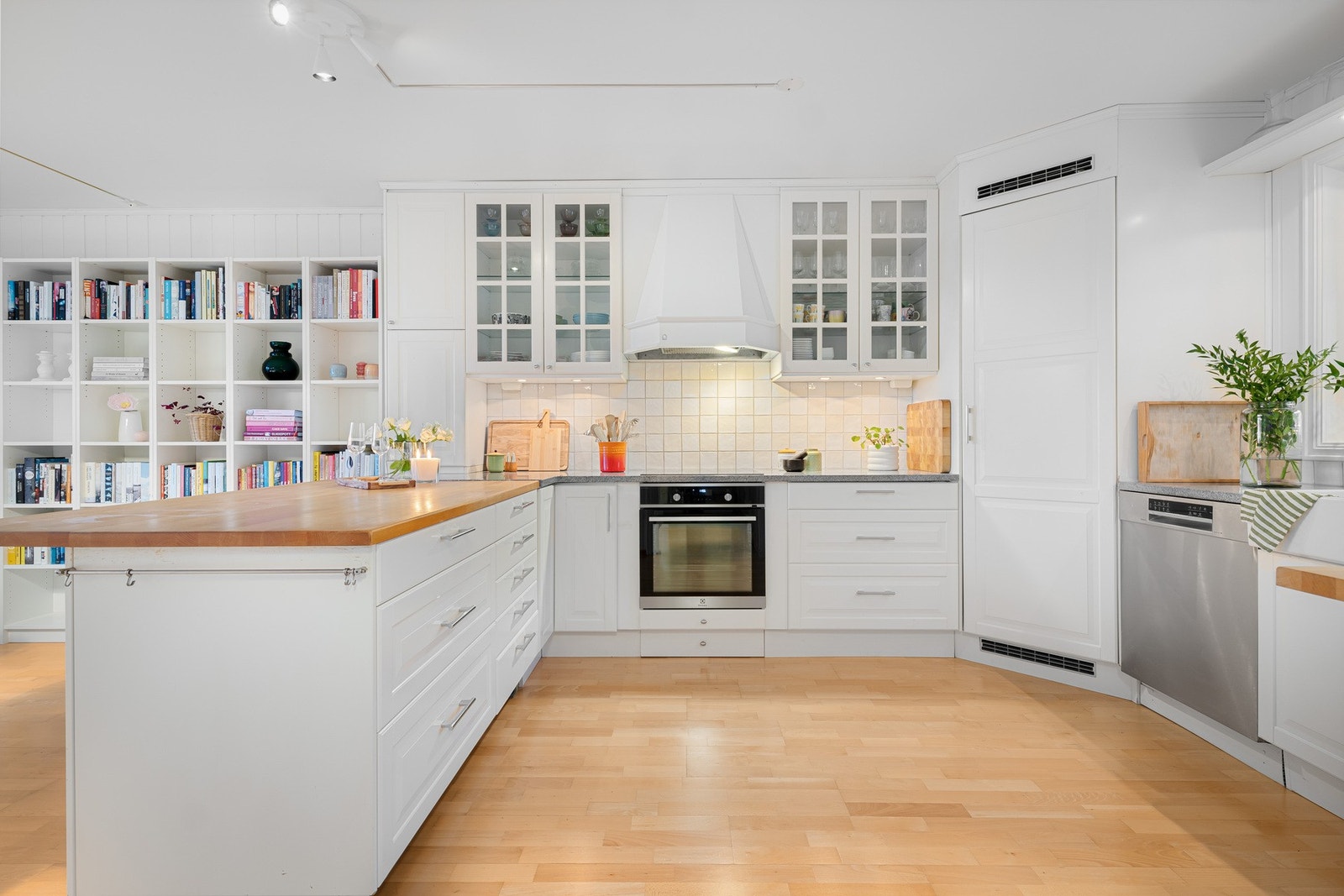 Integrerte hvitevarer består av induksjonstopp, stekeovn, oppvaskmaskin og et romslig kjølehjørne - en svært god løsning for familier med behov for ekstra kapasitet. Galleribilde