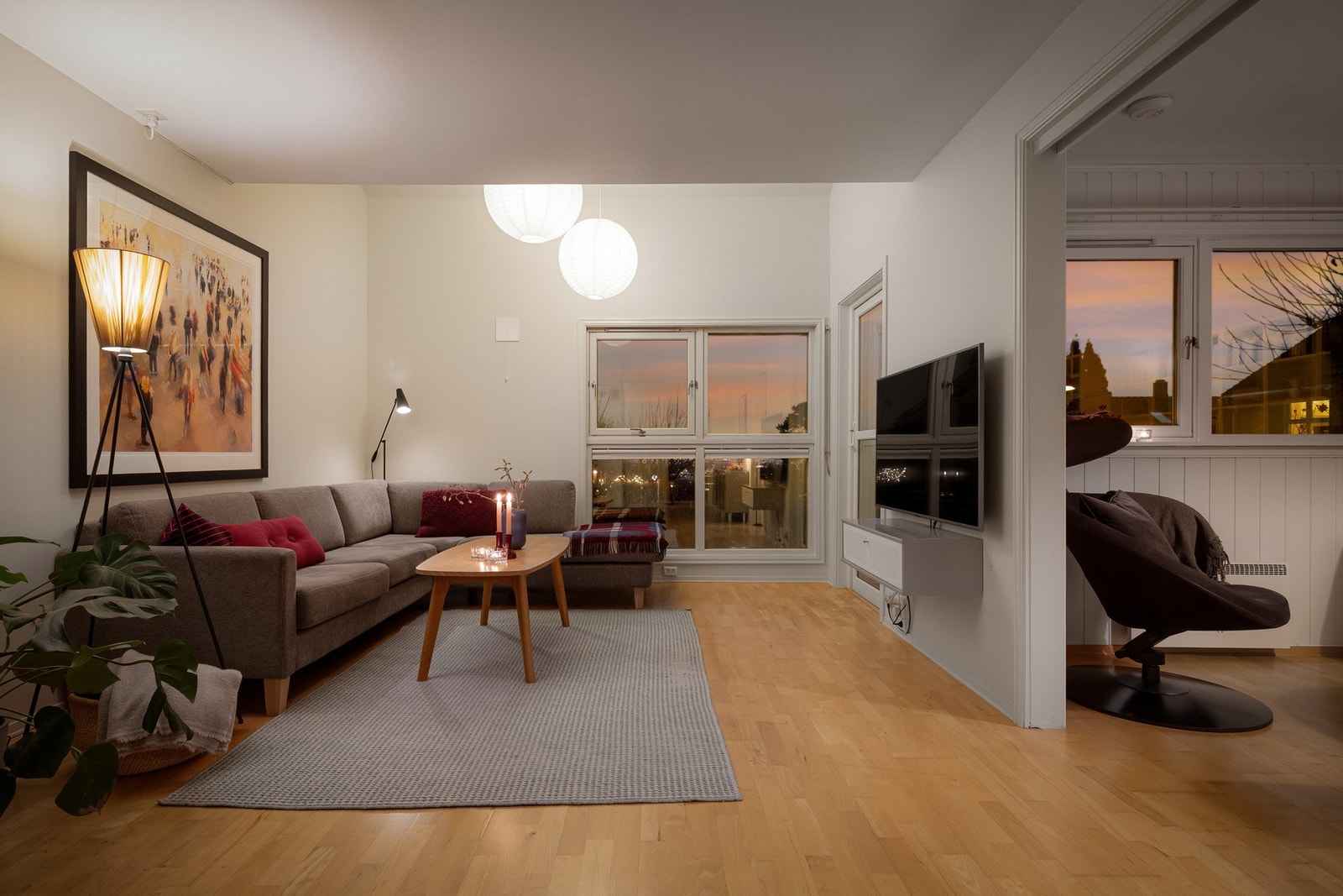 Overflater malt i lyse fargetoner, kombinert med trestavs parkett på gulv. Galleribilde