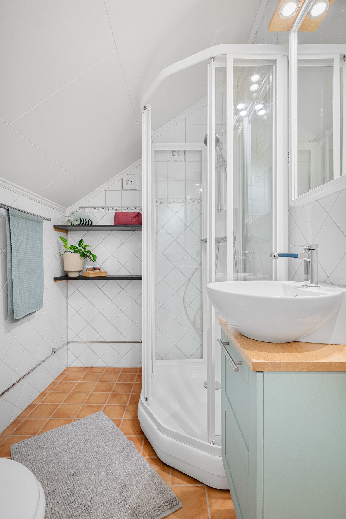 Det er elektriske varmekabler i gulv og trygg løsning med dusjkabinett. Galleribilde