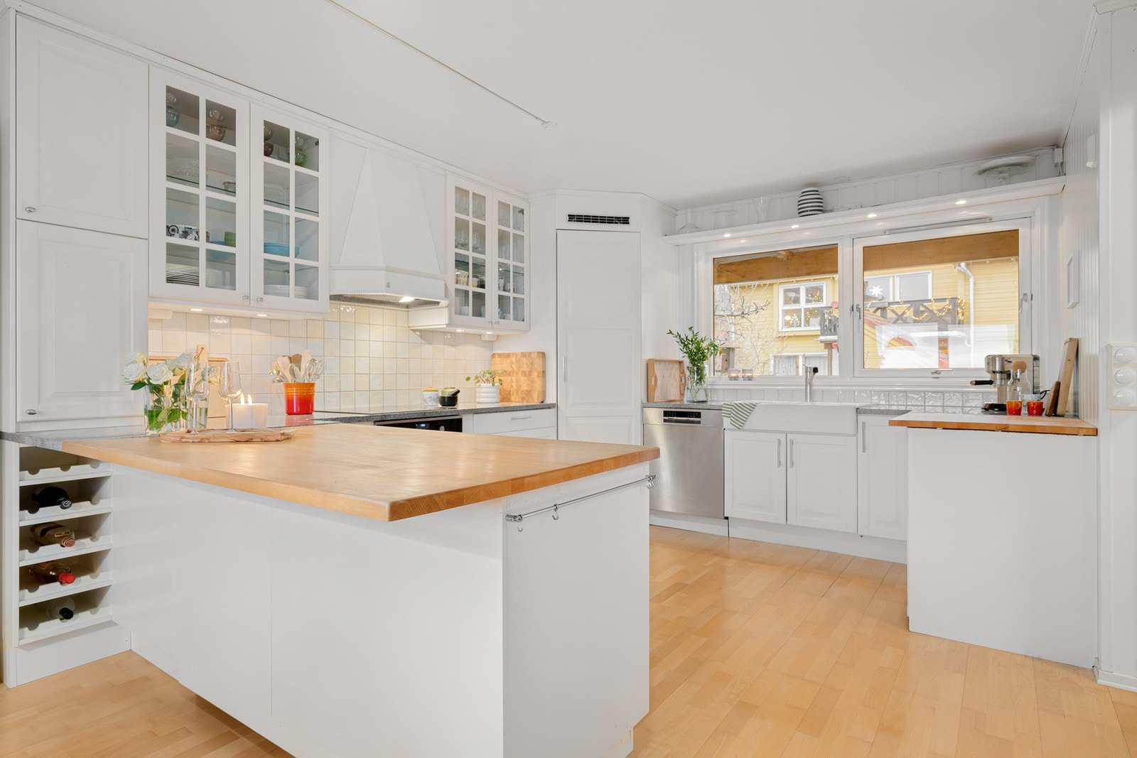 Lyst og velholdt kjøkken fra 2006 med profilerte, hvite fronter og enkelte overskap med glassfronter. Galleribilde