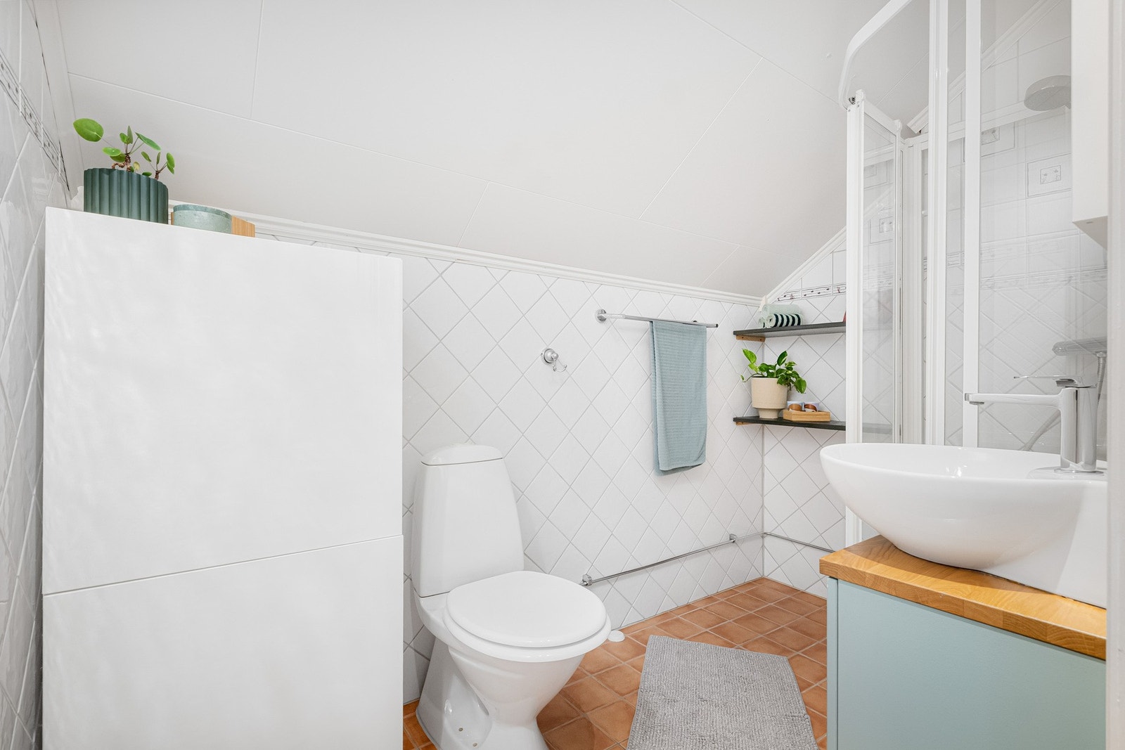 Fra loftstuen er det adkomst til et pent, flislagt bad. Galleribilde