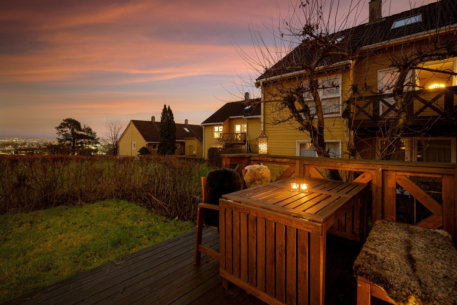 Et attraktivt enderekkehus med svært god intern plassering på et barnevennlig tun i populære Øvre Sogn BRL. Galleribilde