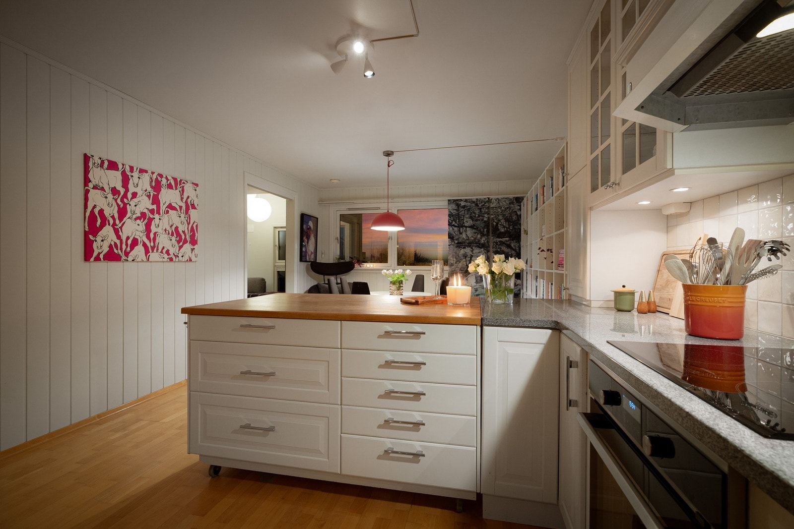 Et stort og sosialt kjøkken. Galleribilde