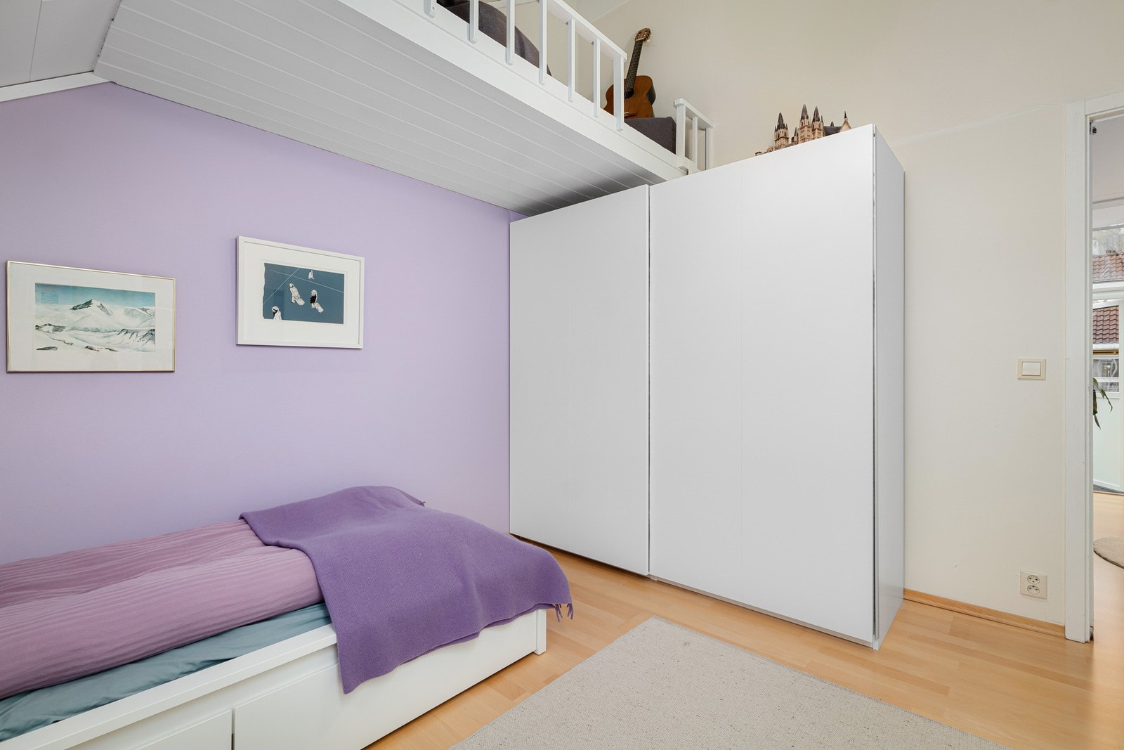 Det medfølger et garderobeskap. I tillegg har rommet et hems/lagringsloft. Galleribilde