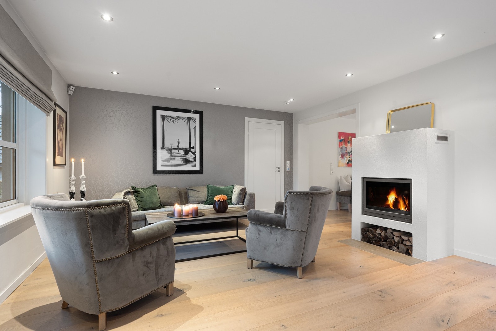 En moderne peis skaper et fint midtpunkt i rommet Galleribilde