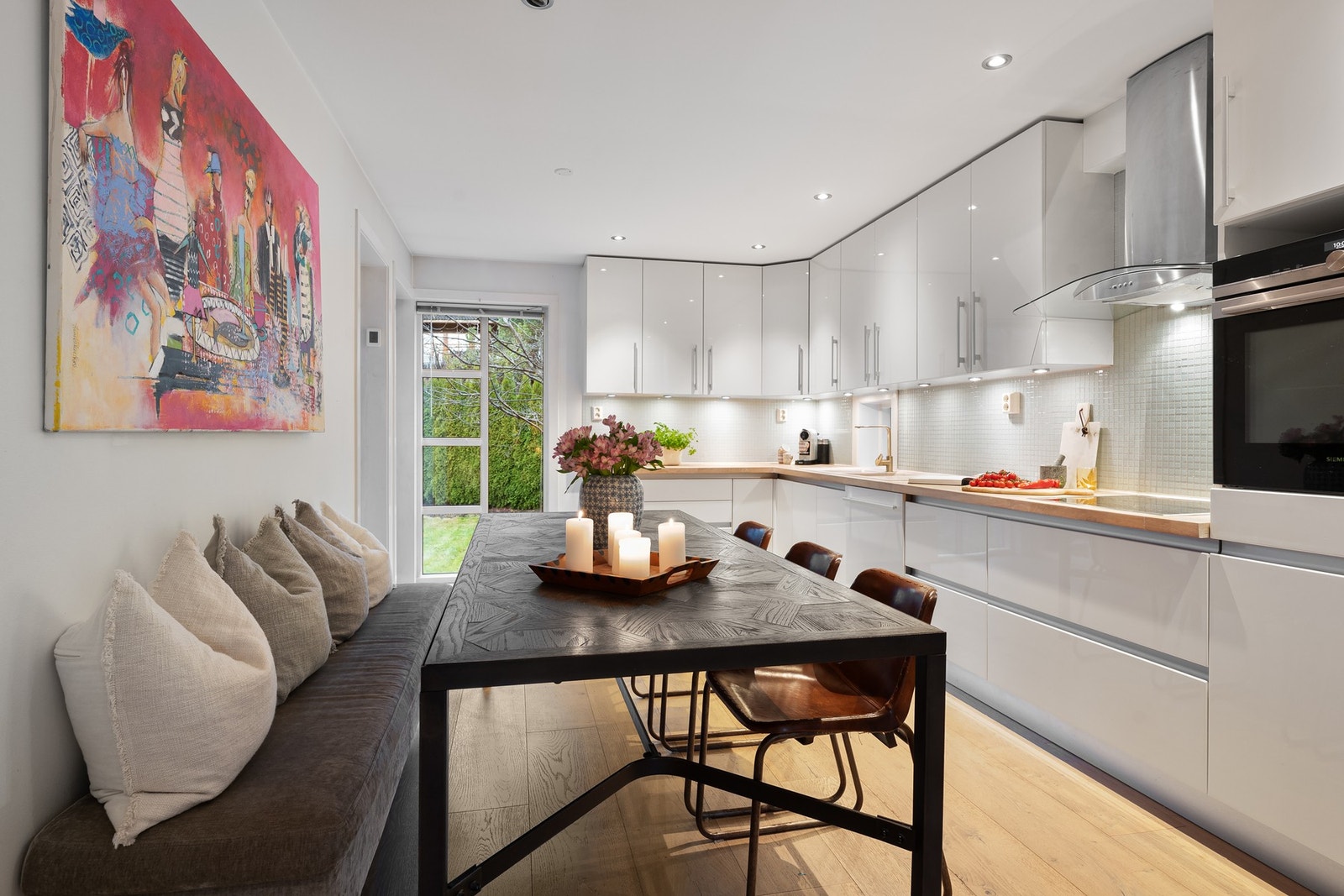 Det er plass til spisebord i rommet Galleribilde